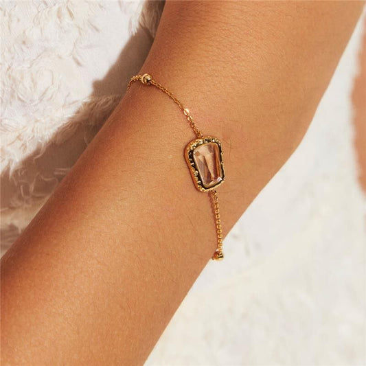 Pulseira Lumen de 3,10g com cristal e banho dourado 18k, semijoias antialérgicas de qualidade com tecnologia avançada.