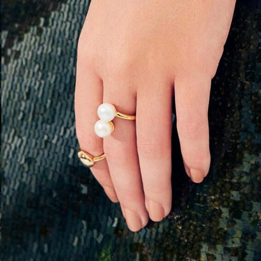 Anel Perla Flow com banho dourado e pérola, semijoia antialérgica 18k e 24k de alta qualidade.