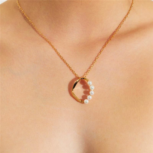 Colar Perla Flow com pérola shell, semi joia dourada antialérgica 18k e 24k, elegante com pingente de 2.8cmx2.3cm.