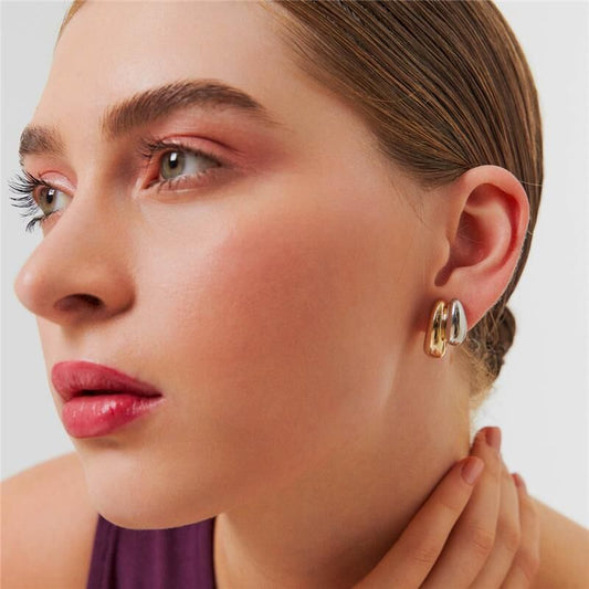 Mulher usando Argola Duo Fluxo em semijoias de alta qualidade com acabamento dourado antialérgico 18k e 24k.