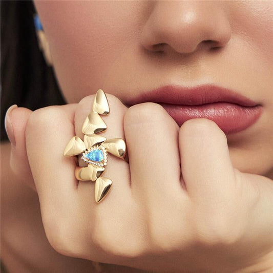 Anel Zuri Triad, semijoia antialérgica em ouro 18k com cristal e zircônia, destacando-se no dedo de uma mulher elegante.