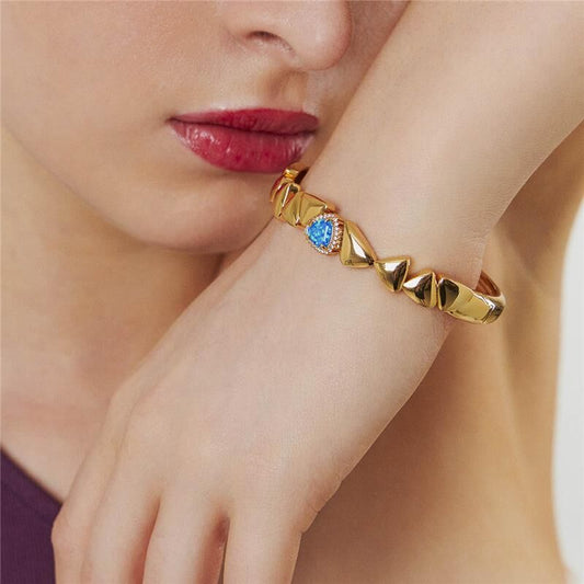 Bracelete Zuri Triad, semijoia antialérgica, banho dourado, com cristal e zircônia, qualidade 18k e 24k, 19,70g, 18cm, 6cm diâmetro.
