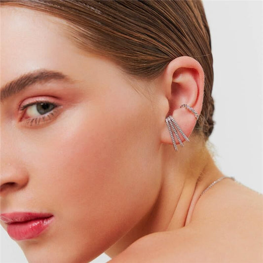 Mulher usando piercing de zircônia losangular, semijoia antialérgica de qualidade banhada a ródio, 18k e 24k.