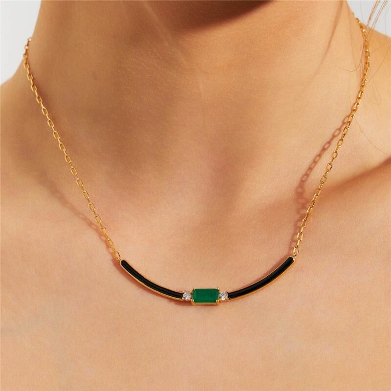 Colar Kingston Curvo, semijoia antialérgica em 18k e 24k, com cristal e zircônia, comprimento de 40cm, acabamento esmaltado.
