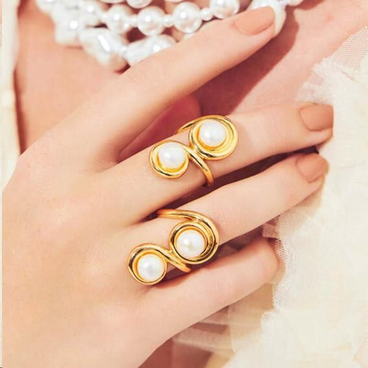 Anel Perla Elegance de pérola e ouro 18k, semijoia antialérgica de alta qualidade.