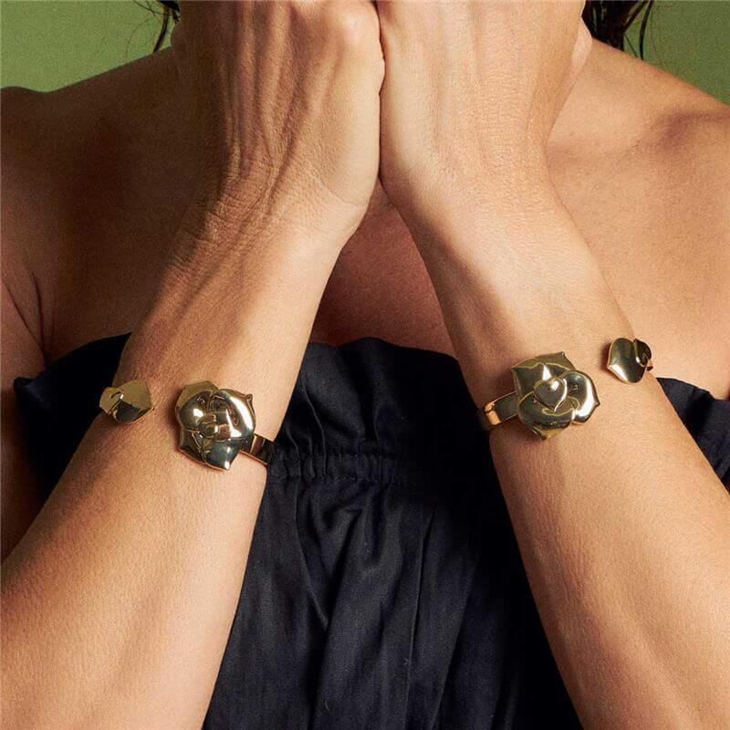 Braceletes dourados com design floral, usando tecnologia antialérgica. Semijoias modernas banhadas em ouro 18k e 24k.